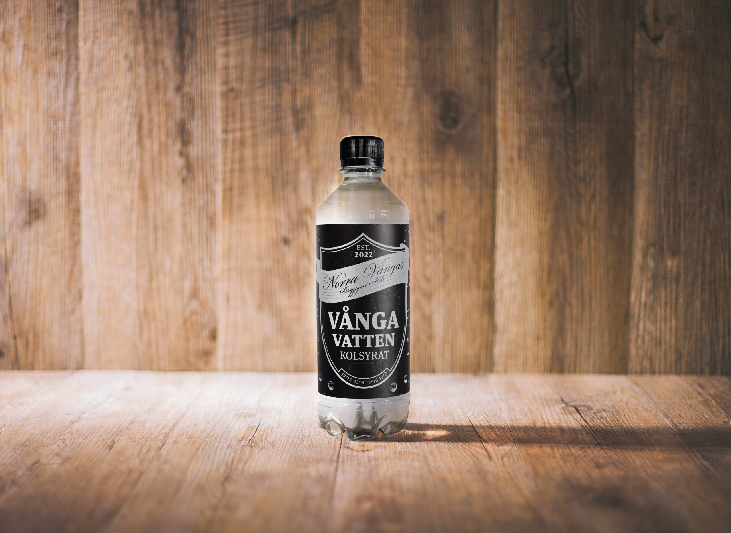 Kolsyrat vatten 50cl tra bakgrund Kolsyrat vatten 50cl tra bakgrund